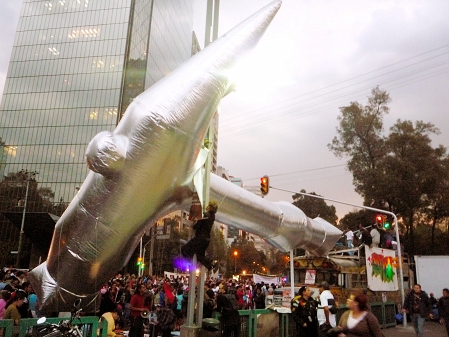 el martillo, aufblasbarer riesenhammer bei demo in mexico